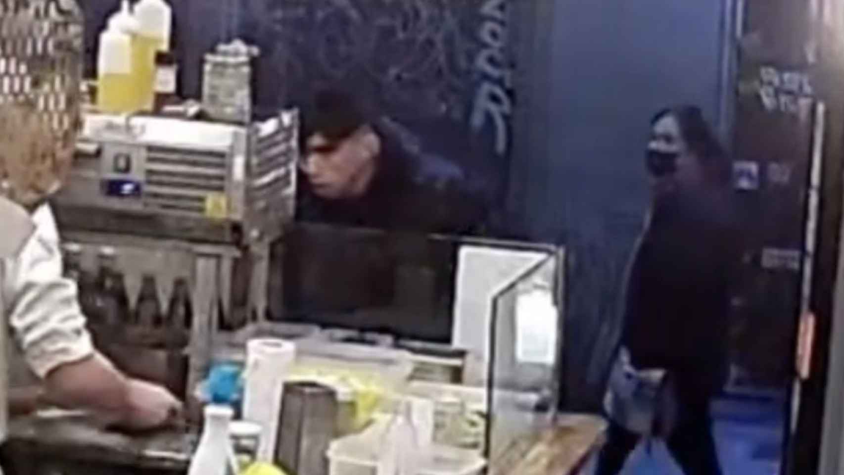 Imagen de uno de los ladrones que aprovechó un despiste para robar en una pizzería del Gòtic / PATRULLA BCN