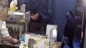 Imagen de uno de los ladrones que aprovechó un despiste para robar en una pizzería del Gòtic / PATRULLA BCN