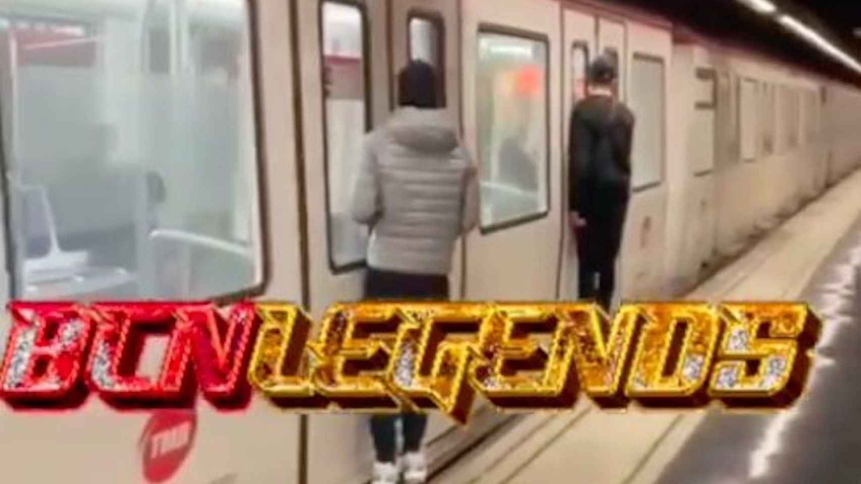 Dos jóvenes se cuelgan de un vagón del metro de Barcelona / BCN LEGENDS