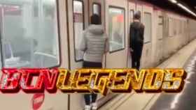 Dos jóvenes se cuelgan de un vagón del metro de Barcelona / BCN LEGENDS