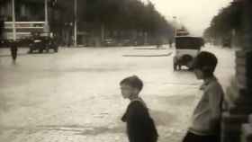 Captura de pantalla del vídeo de dos niños a los pies del Arc de Triomf de Barcelona en 1929 / FILMOTECA DE CATALUNYA