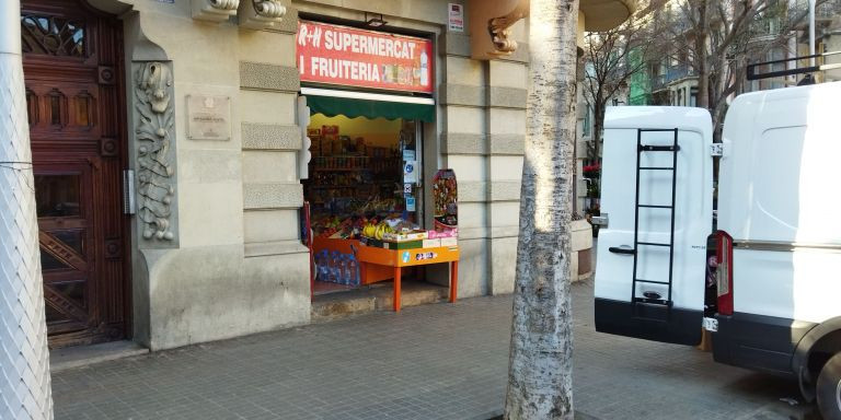Un supermercado y frutería en el Eixample / METRÓPOLI 