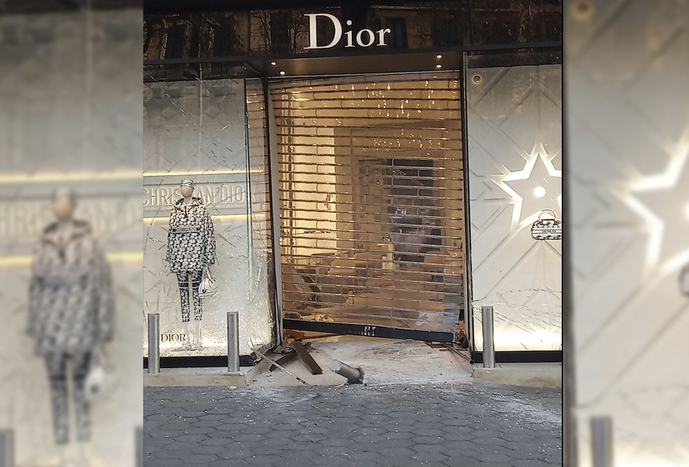 Así ha quedado la entrada a la tienda Dior del paseo de Gràcia tras el alunizaje / METRÓPOLI