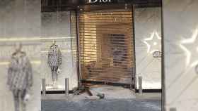 Así ha quedado la entrada a la tienda Dior del paseo de Gràcia tras el alunizaje / METRÓPOLI
