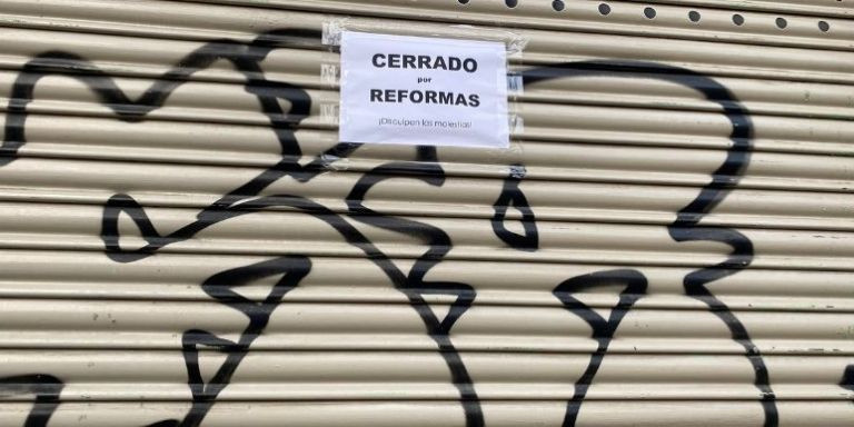 Cartel de cerrado por reformas en el bar Gabardi / METRÓPOLI