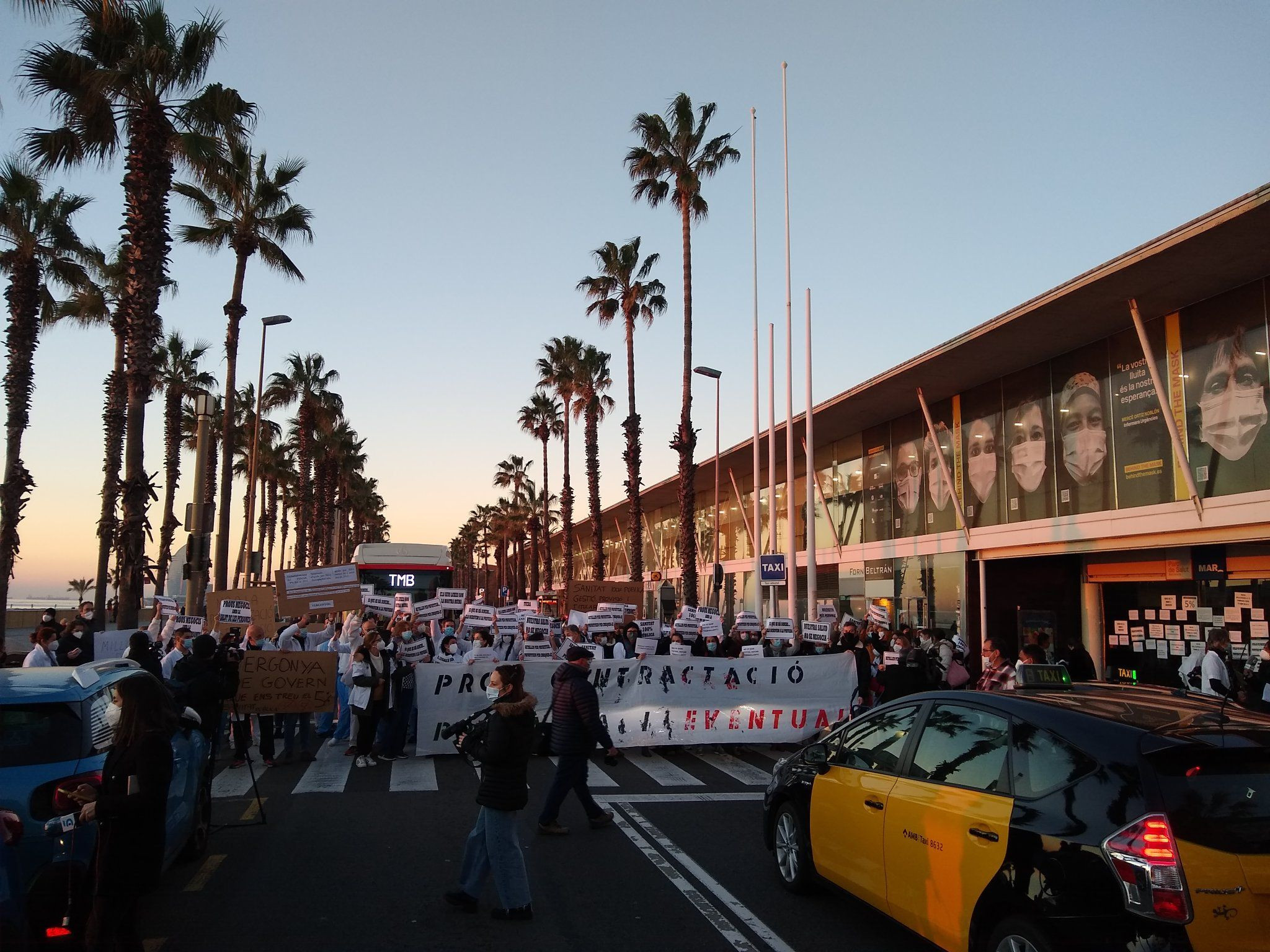 Protesta de los sanitarios del Hospital del Mar en el paseo Marítim / CGT SANIDAD BARCELONA