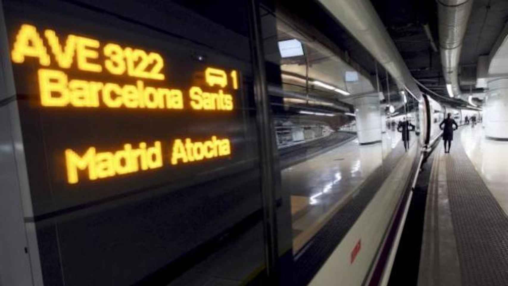 Un AVE en la estación de Sants con destino Madrid / EFE