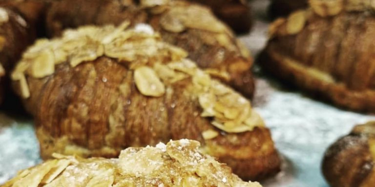 Croissants de almendra de la pastelería Sant Croi / INSTAGRAM