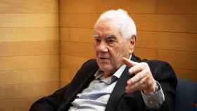 Ernest Maragall, en su despacho durante la entrevista con Metrópoli / METRÓPOLI - LUIS MIGUEL AÑÓN