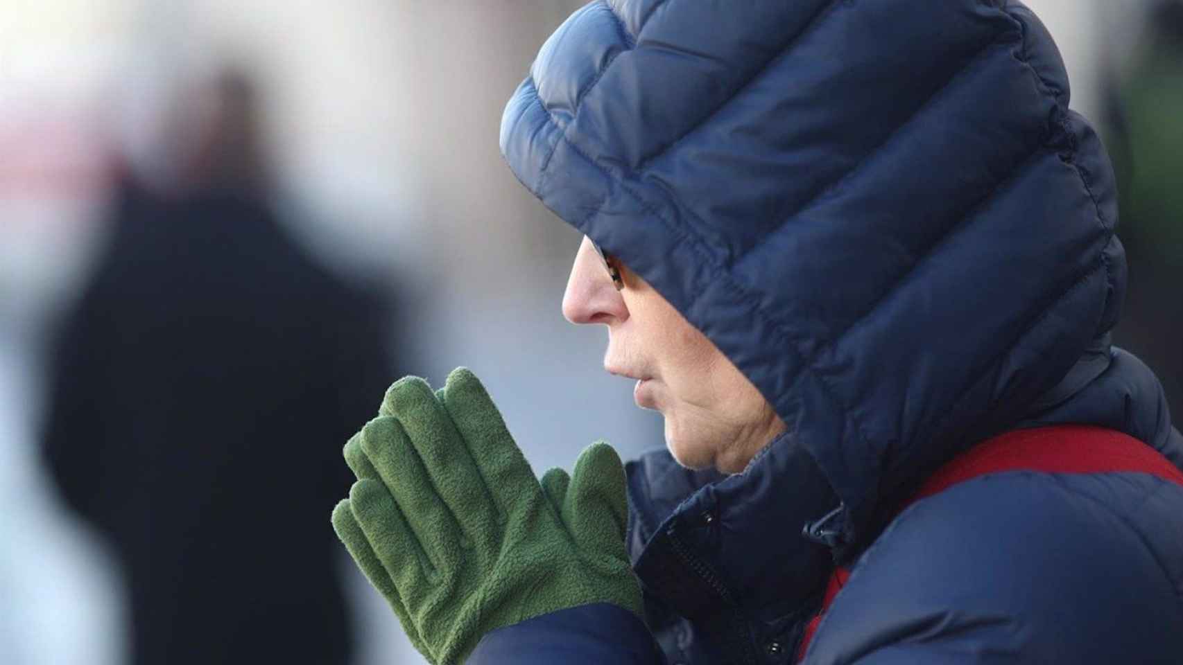 Una mujer, bien abrigada contra el frío en una imagen de archivo / EUROPA PRESS
