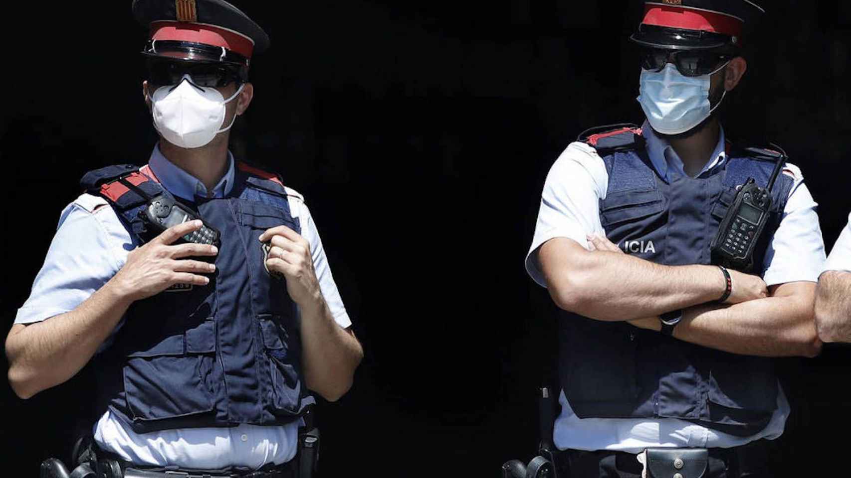 Dos agentes de los Mossos d'Esquadra con la mascarilla en una imagen de archivo / EFE