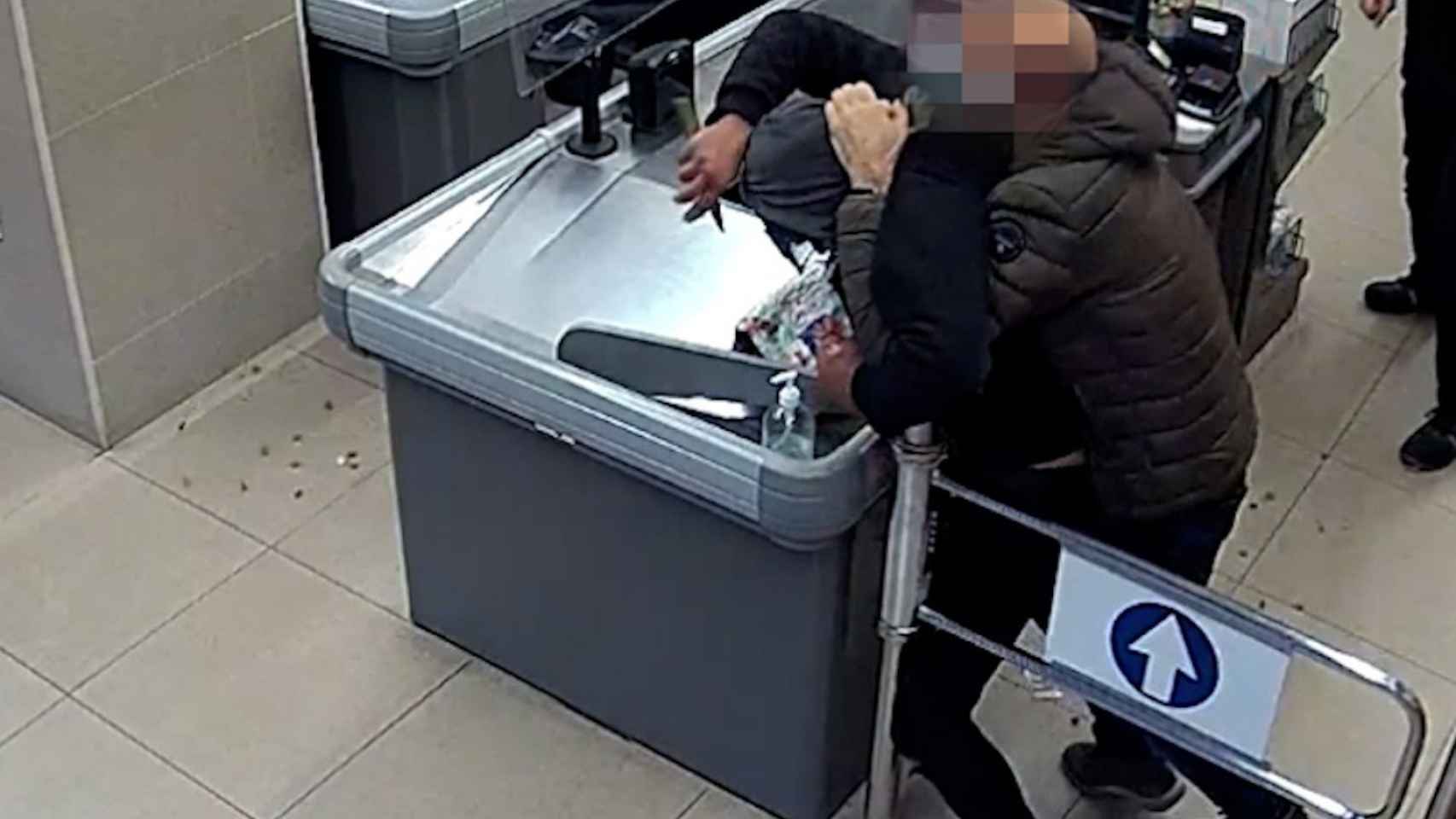 Espectacular detención de un ladrón armado con un cuchillo en un supermercado de Mataró / MOSSOS D'ESQUADRA