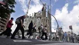 Turistas en Barcelona junto a uno de los accesos del metro cercanos a la Sagrada Família / EFE