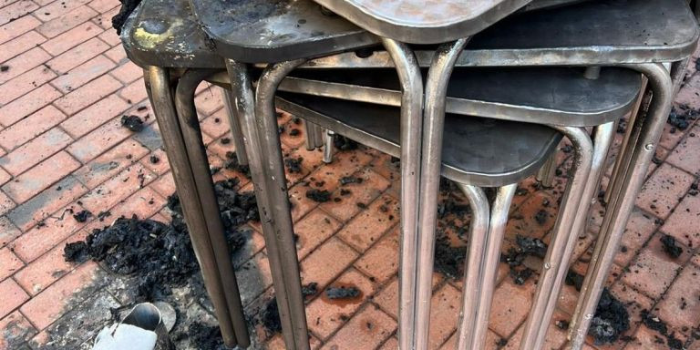 Mesas quemadas en una terraza de Sant Antoni / SOM SANT ANTONI