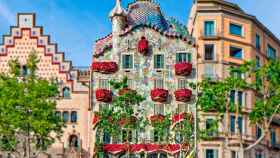 Fachada de la Casa Batlló decorada durante una diada de Sant Jordi / ARCHIVO