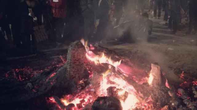 Hoguera en Gràcia en una edición pasada dels Foguerons de Sant Antoni / INSTAGRAM