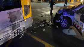 Accidente entre un vehículo de Mossos y un NitBus en plaza Universitat / REDES SOCIALES