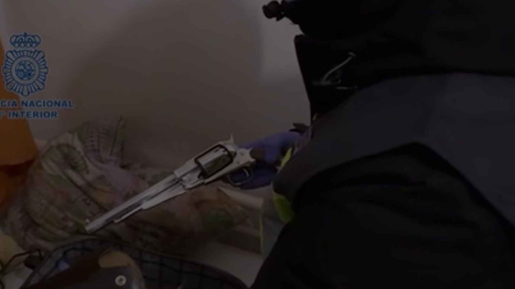 Un agente de la Policía Nacional con un arma de fuego del grupo de neonazis / POLICÍA NACIONAL