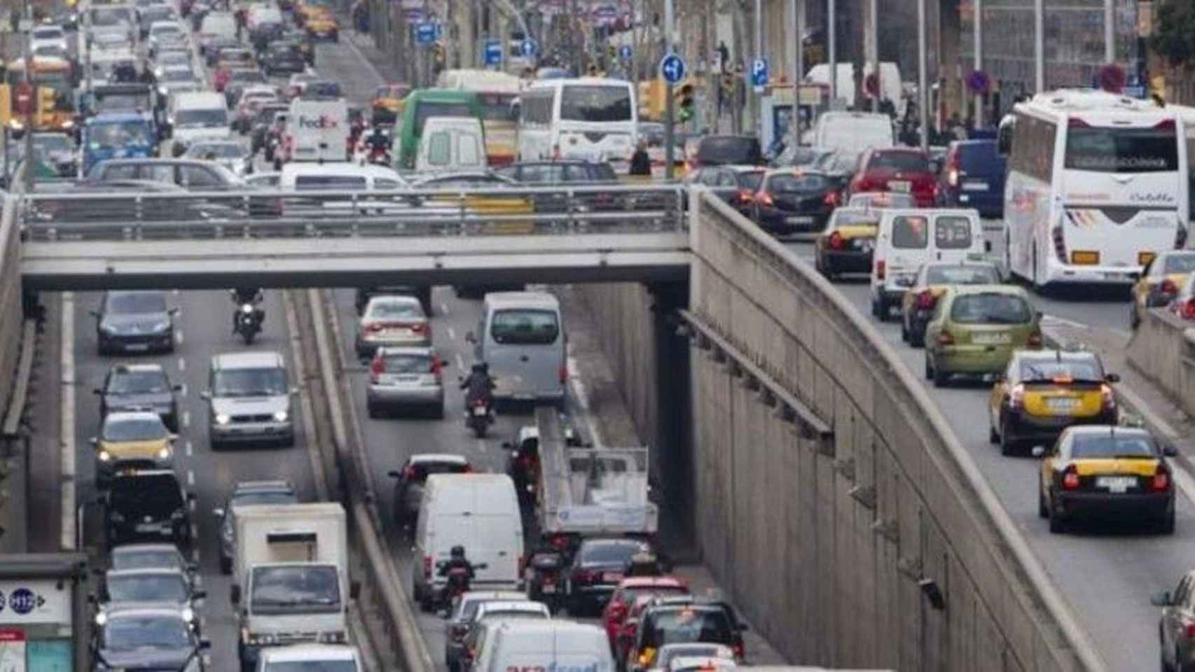 Tráfico en Barcelona, que aumentará con la puesta en marcha de las superilles, según Foment / EFE