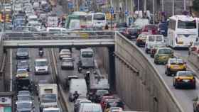 Tráfico en Barcelona, que aumentará con la puesta en marcha de las superilles, según Foment / EFE