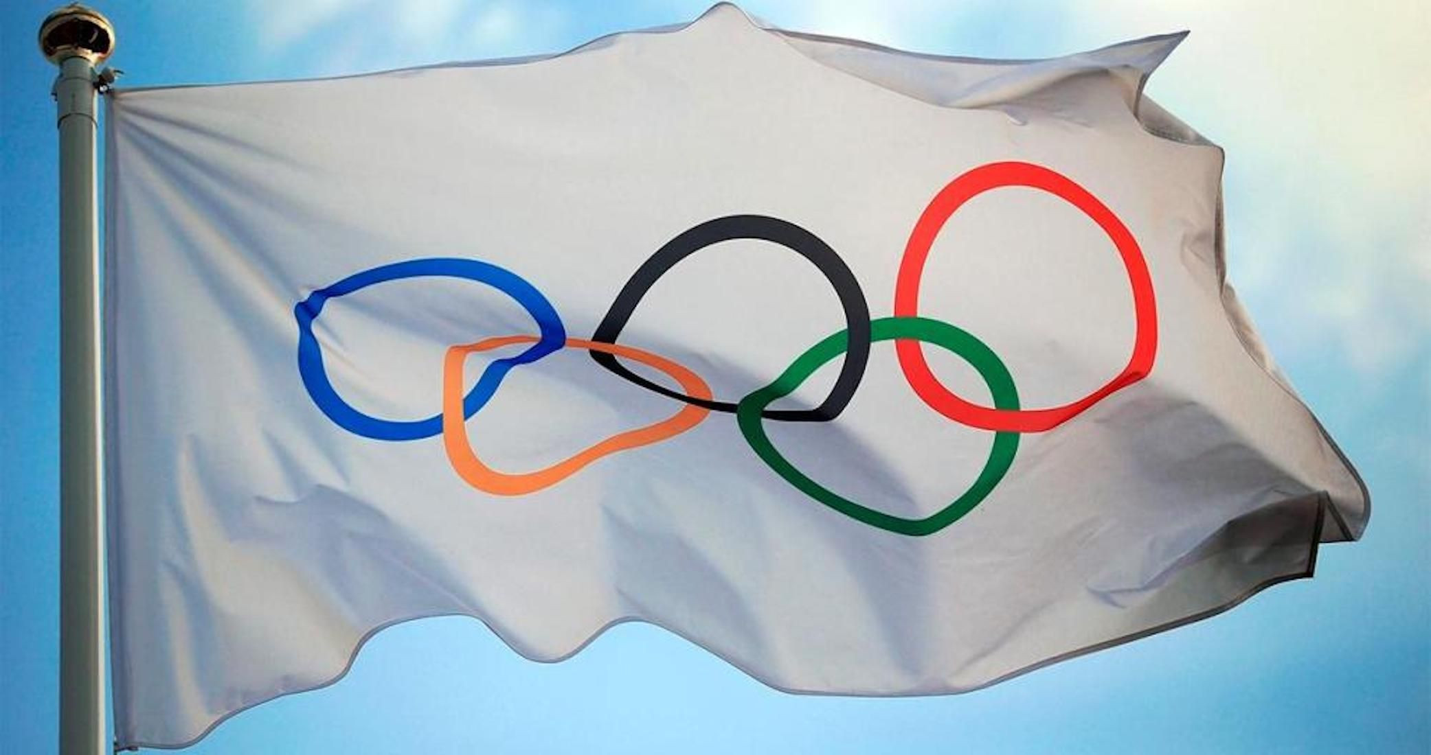La bandera de los Juegos Olímpicos en Lausanne (Suiza), sede del Comité Olímpico Internacional / COI
