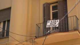 Cartel de un piso en alquiler en Barcelona / EUROPA PRESS