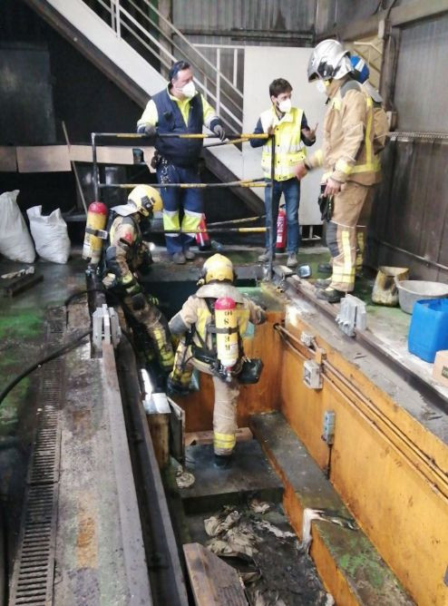 Bomberos trabajando en el incendio de este lunes en las cocheras anexas a la estación de Santa Eulàlia / BOMBERS DE LA GENERALITAT