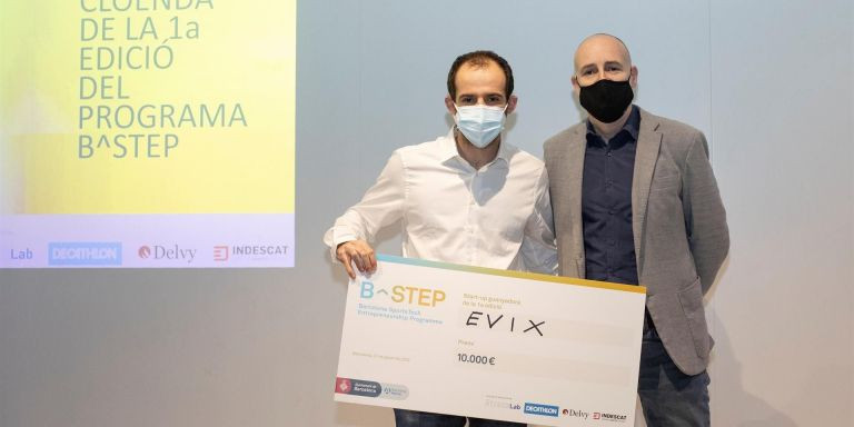El director general de Barcelona Activa, Fèlix Ortega, entrega el premio a Evix / BARCELONA ACTIVA