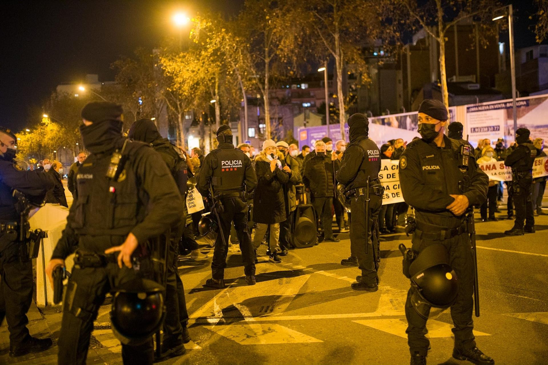 Los Mossos separan manifestaciones de independentistas y españolistas en la avenida Meridiana / EUROPA PRESS
