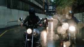 Motoristas circulando bajo la lluvia / PEXELS