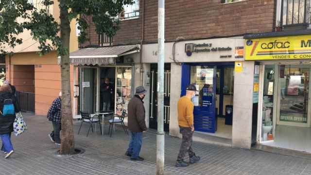Vecinos hacen cola ante una administración de lotería en el Carmel / METRÓPOLI - RP