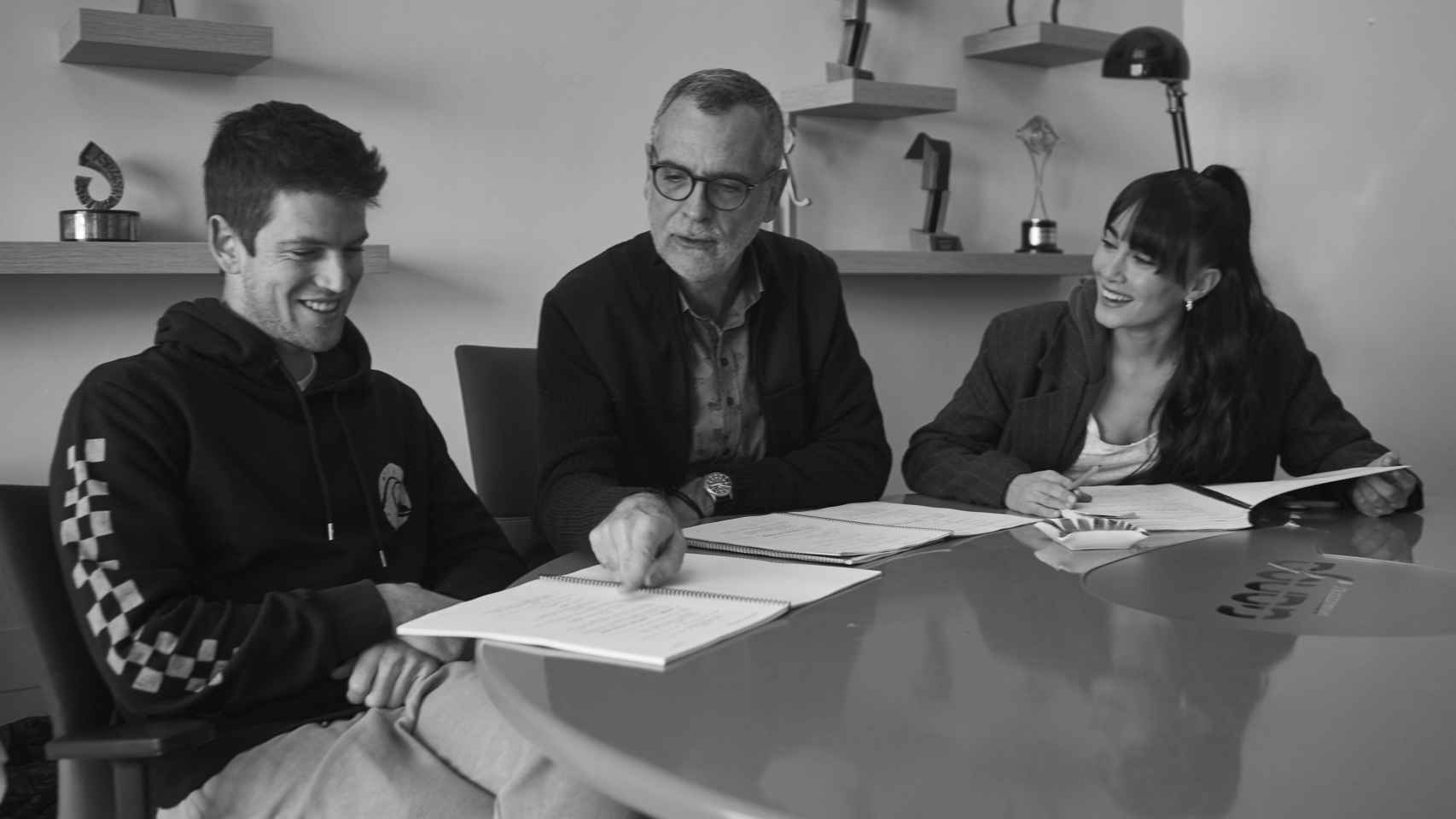 En la imagen, de izquierda a derecha Miguel Bernardeau, Eduard Cortés y Aitana Ocaña  durante una lectura de guion de 'La Última' / FEDERICO CALVO
