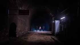 Los exploradores urbanos Abel, Pol y Gaxx caminan por un túnel paralelo a las vías del tren en Barcelona / PABLO MIRANZO