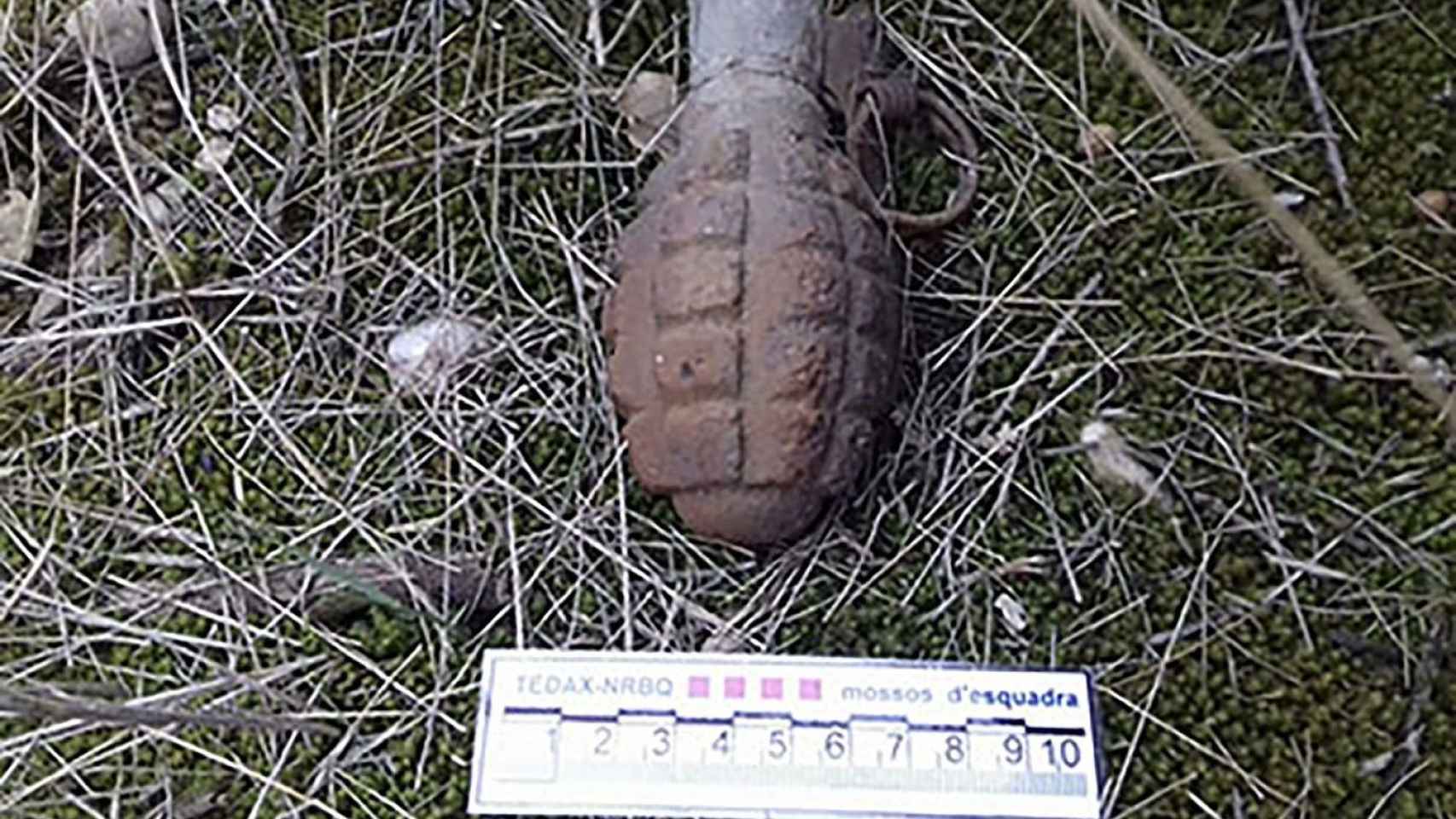 Imagen de una granada de mano encontrada en la montaña por los Mossos / CME