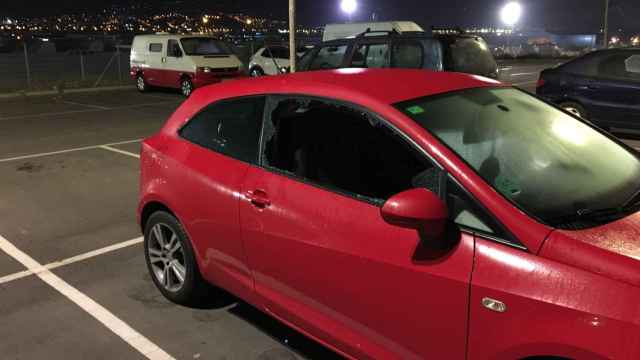 Coche con la luna rota en Sant Feliu / METRÓPOLI