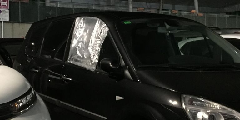 Vehículo con una ventanilla rota en el parking de Les Grases / METRÓPOLI