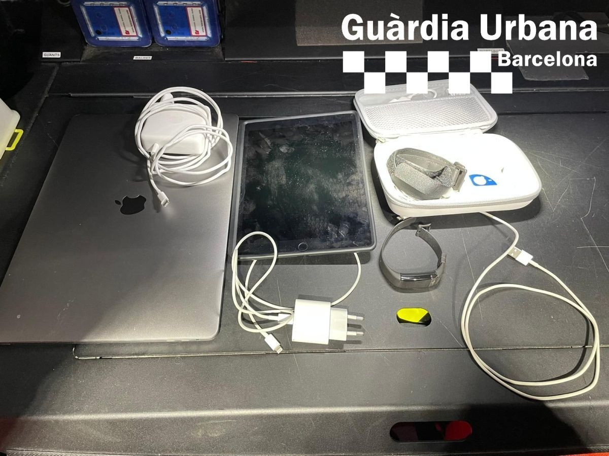 Imagen de los objetos robados en el maletero de un taxi en la estación de Sants / GUARDIA URBANA