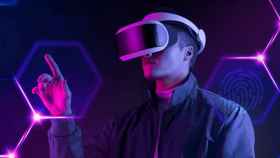 Un hombre trabaja con unas gafas de realidad virtual del metaverso / ARCHIVO