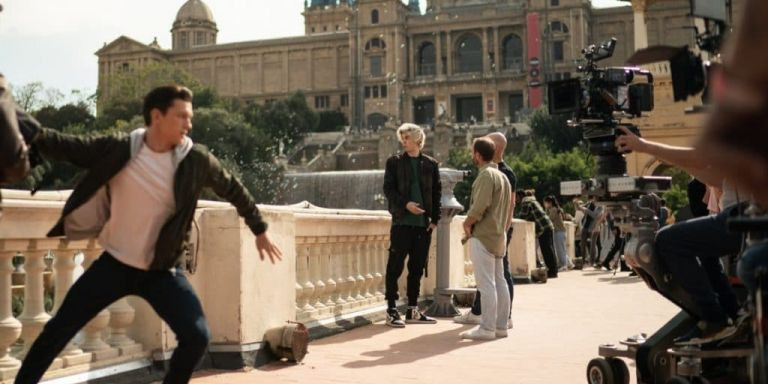 El Rubius de fondo en Montjuïc mientras Tom Holland graba una escena para la película/ TWITTER