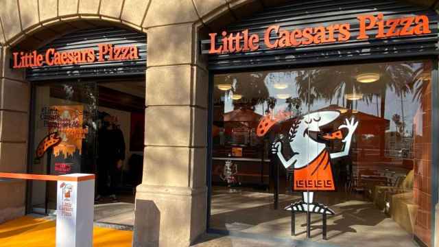 Exterior del restaurante Little Caesars en el paseo de Colom de Barcelona / METRÓPOLI