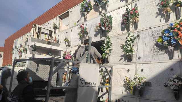 Retirada del ataúd del bebé en el cementerio de Sabadell / EUROPA PRESS