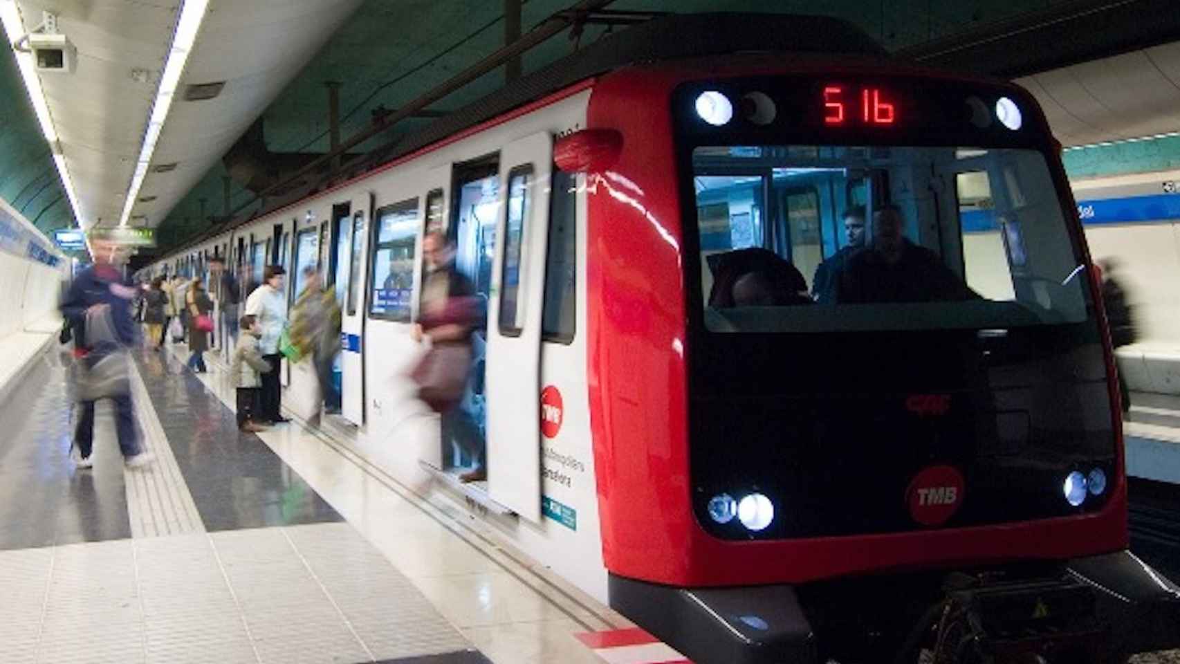 Un convoy de la L5 del metro en una estación, en Barcelona / TMB