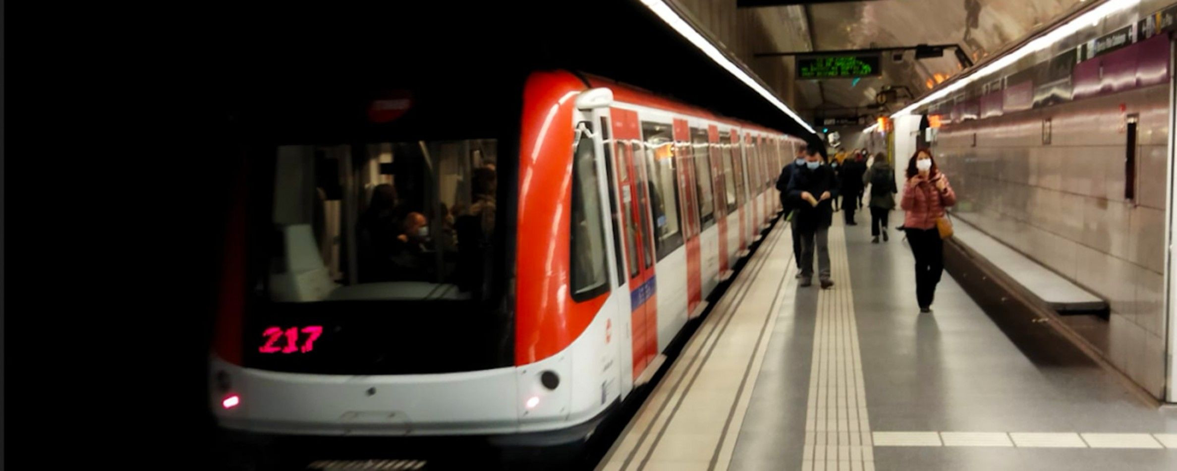 Un convoy del metro de Barcelona llegando a una estación de la L2 / METRÓPOLI - JORDI SUBIRANA