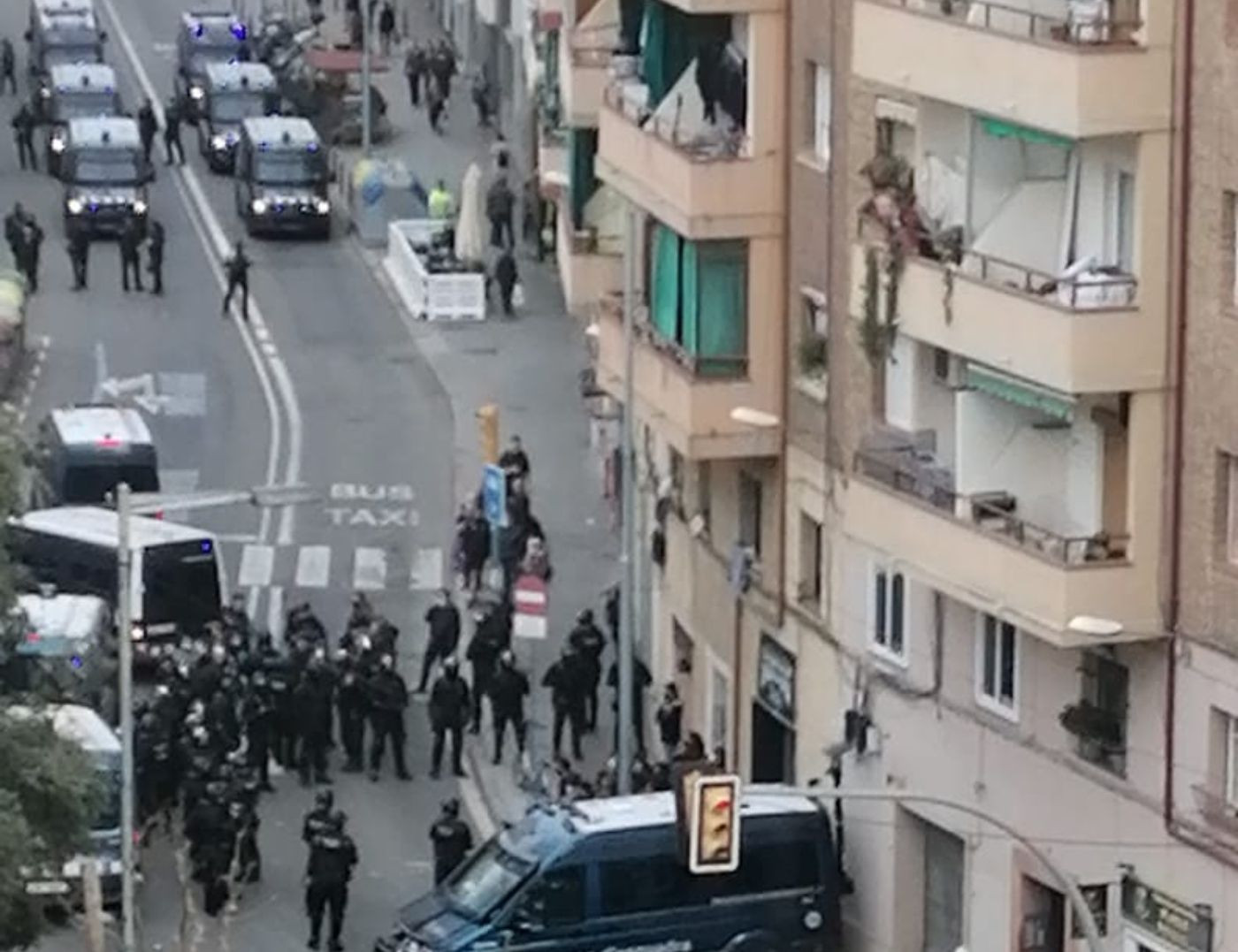 Policías de los Mossos d'Esquadra rodean a un grupo de activistas que trata de impedir el desahucio en la Bordeta / METRÓPOLI