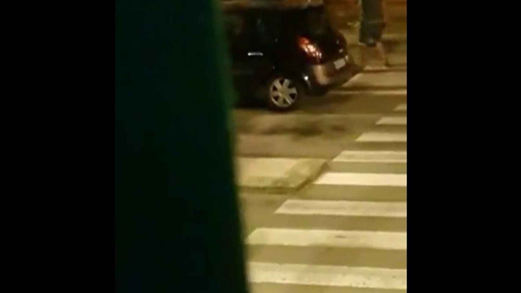 Imágenes del vídeo del okupa amenazando con un cuchillo a un vecino de Badalona / TWITTER