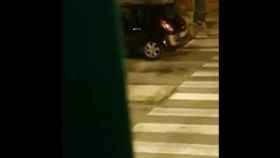 Imágenes del vídeo del okupa amenazando con un cuchillo a un vecino de Badalona / TWITTER
