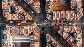 Vista aérea de múltiples bloques de viviendas en Barcelona