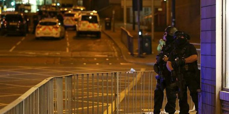 Dos policías en Manchester tras un atentado yihadista / EFE