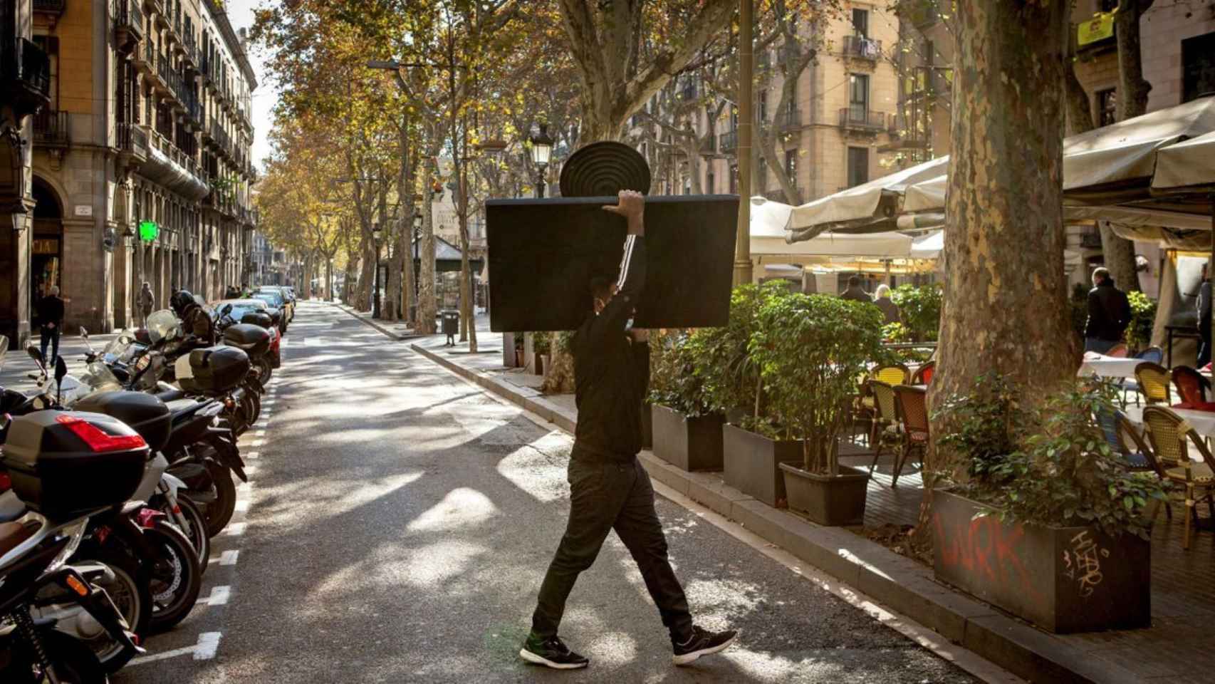 Un camarero monta una terraza en las Ramblas de Barcelona / EFE - Enric Fontcuberta
