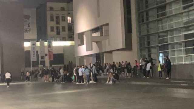 Un grupo de aproximadamente un centenar de jóvenes en la plaça dels Àngels en una imagen de archivo / TSUNAMI VEINAL